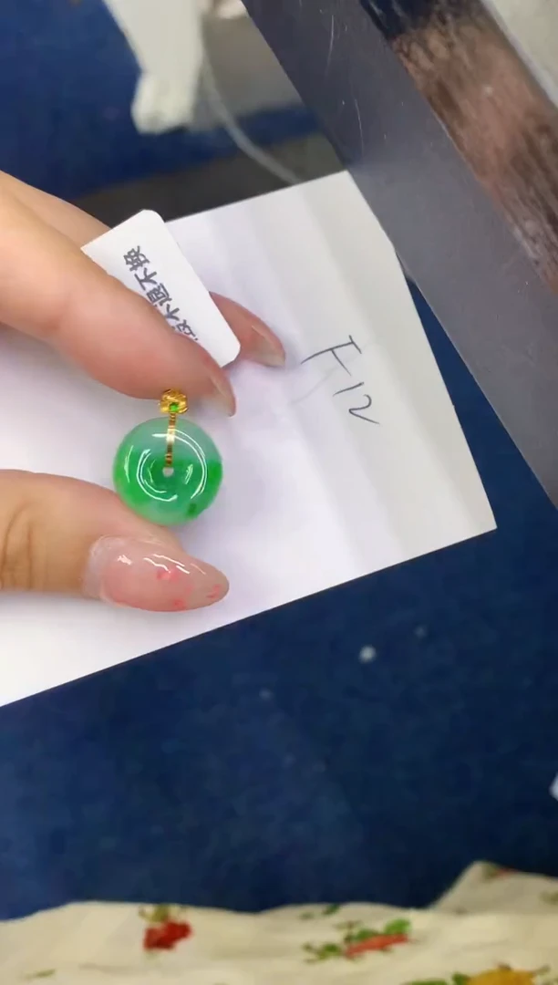 翡翠18K金镶嵌颈饰缅甸天然翡翠A货