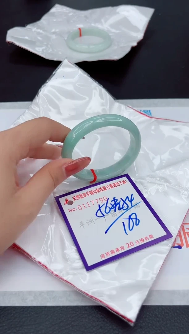 翡翠手镯未镶嵌1