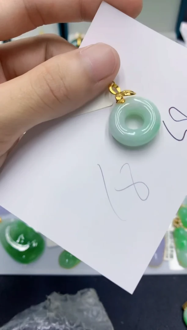 翡翠挂件未镶嵌翡翠