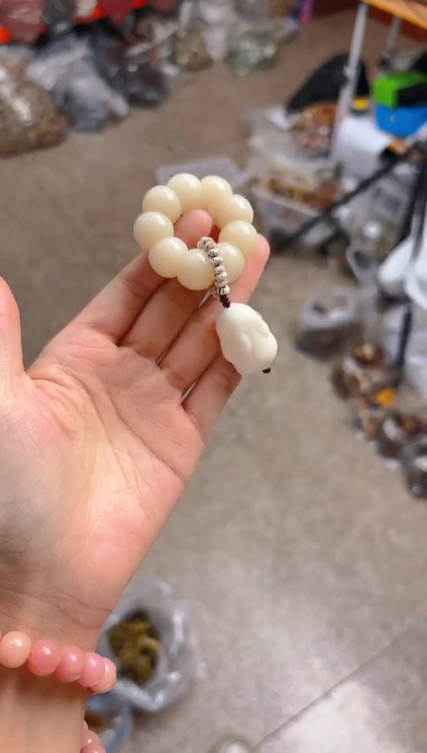 吊坠菩提根/象牙果荔枝栋手捻带白色兔