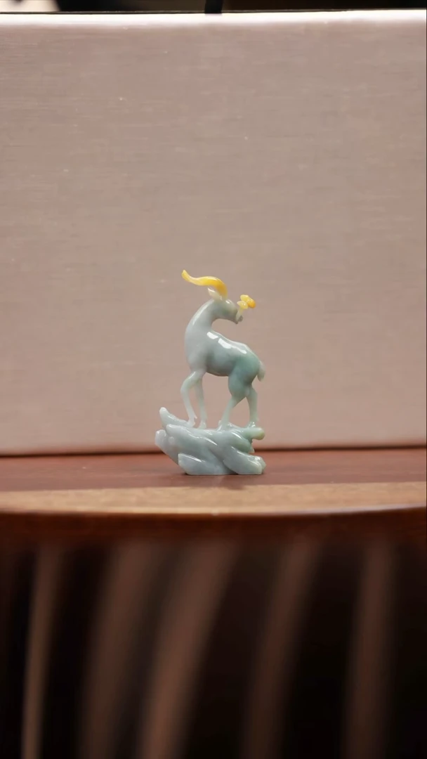 翡翠摆件未镶嵌羚羊
