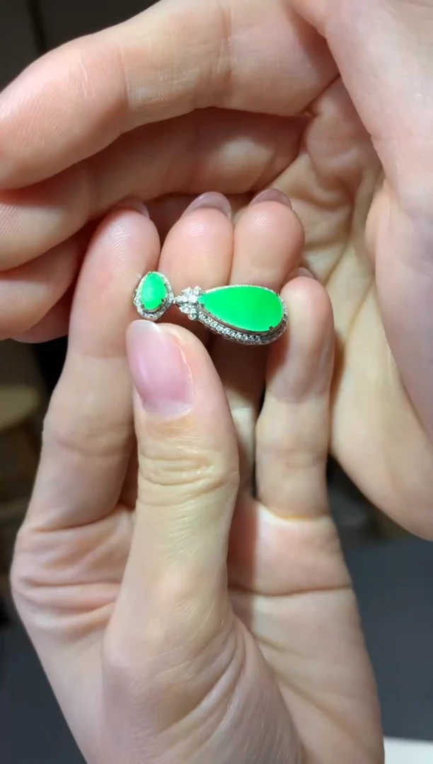 颈饰18K金镶嵌翡翠|不退不换