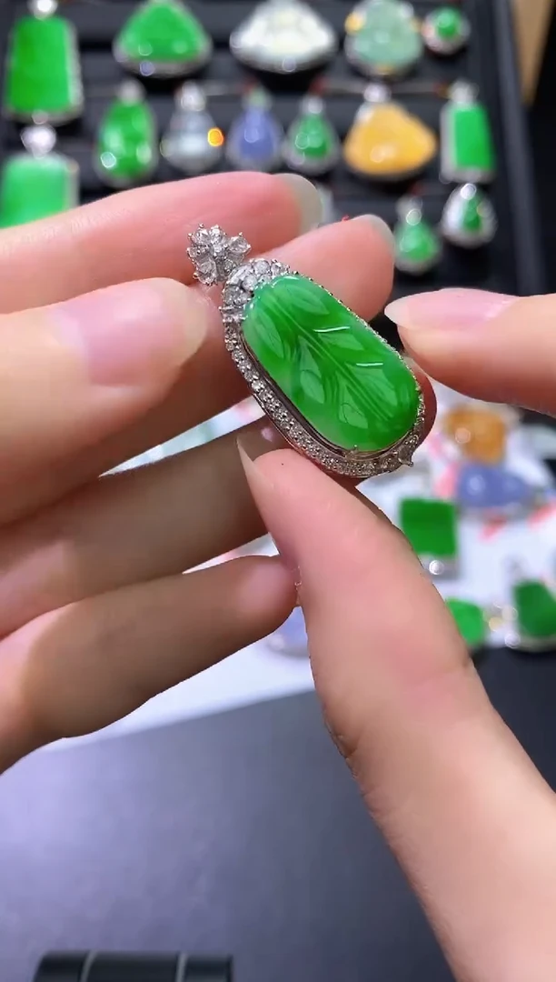 颈饰18K金镶嵌翡翠叶子