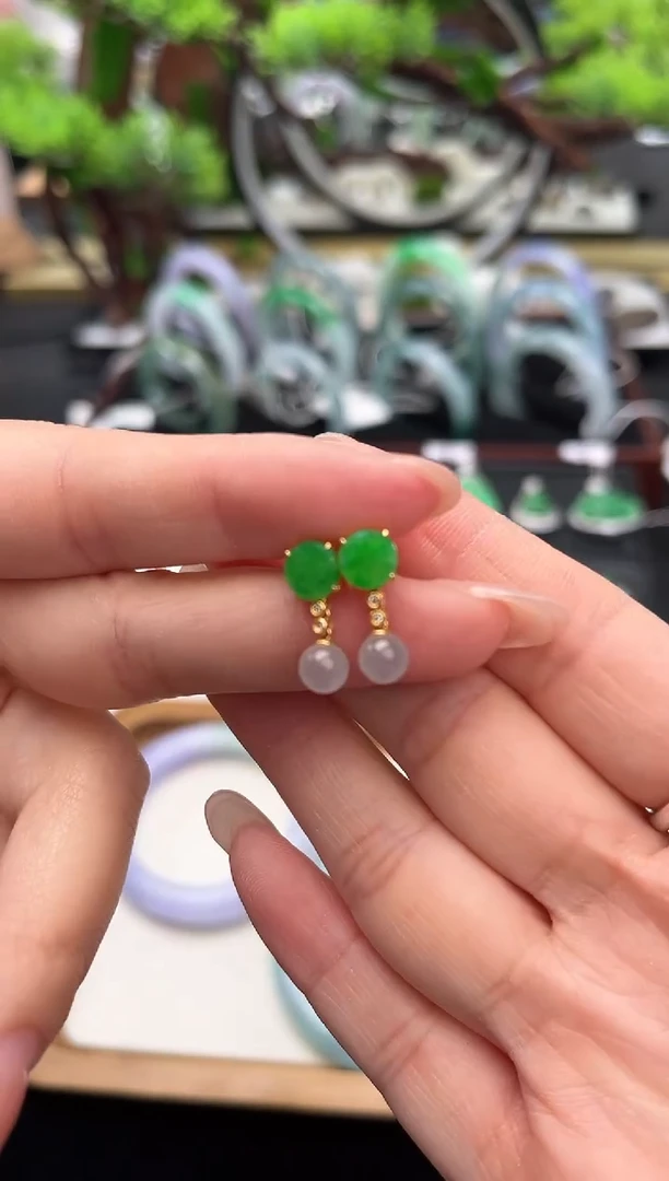 18K金镶嵌翡翠耳饰戒指