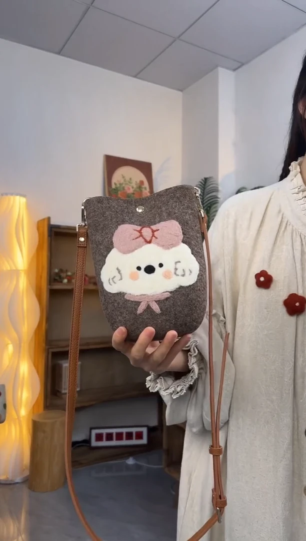 羊毛非遗纯手工包  手机包小狗