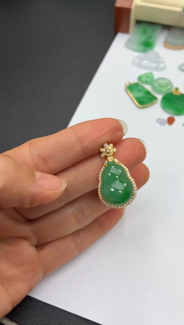 颈饰18K金镶嵌翡翠天然翡翠A货