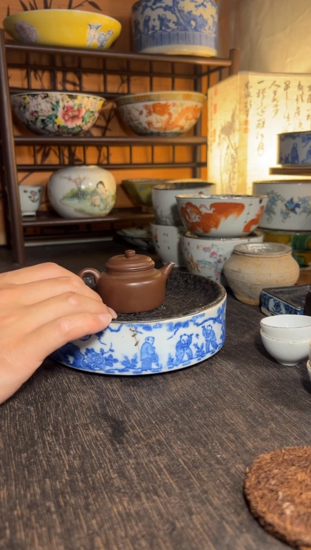 青花人物壶承 带锔钉