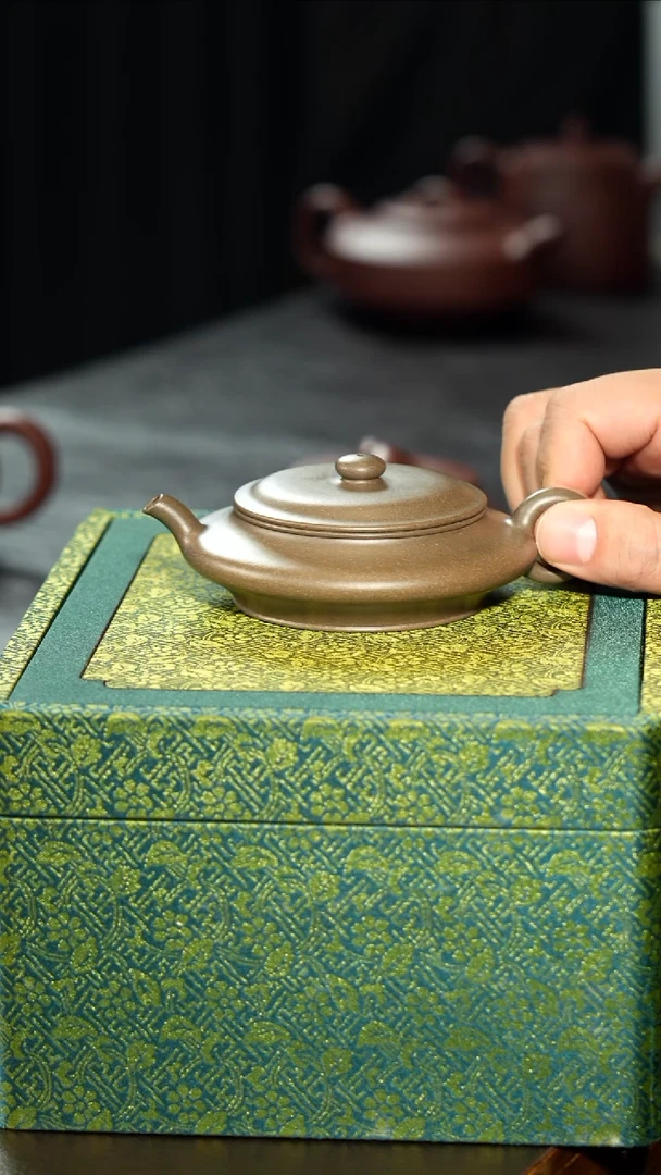 茶壶紫砂用****5预定半手精工虚扁壶