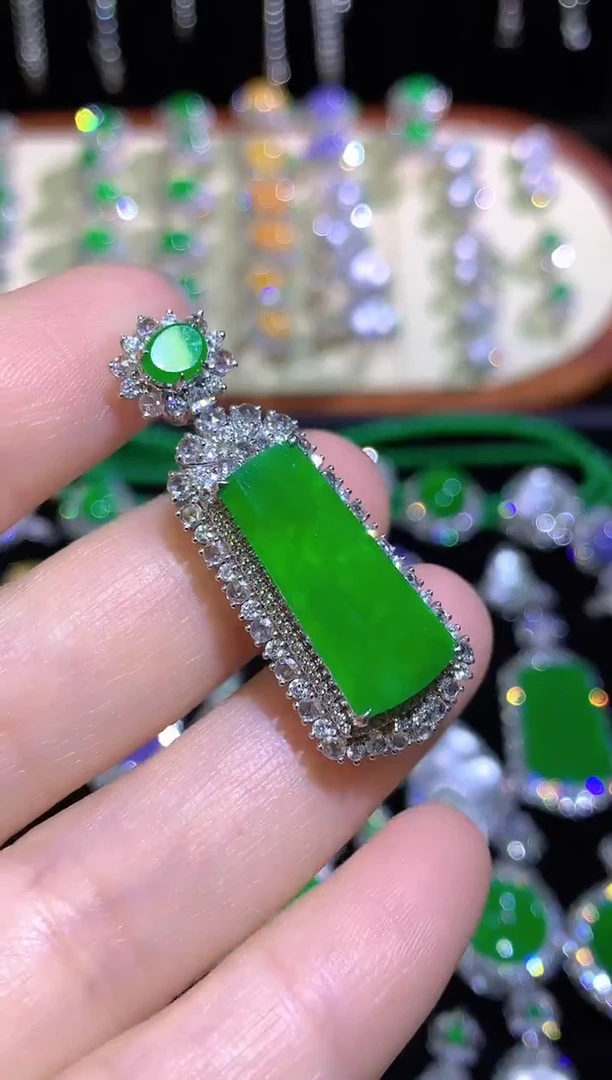 颈饰18K金镶嵌翡翠高冰满绿阳绿吊坠