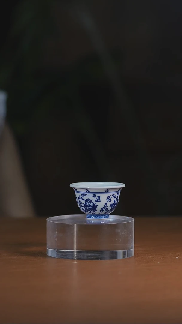 青花缠枝莲小压手杯