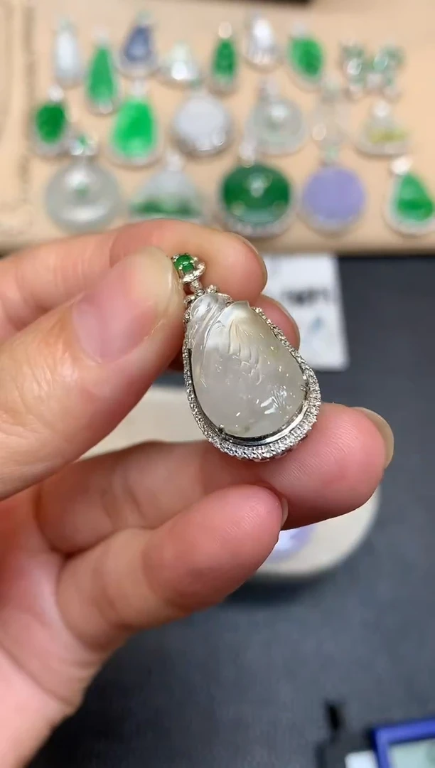 颈饰18K金镶嵌翡翠小天鹅【无服务费