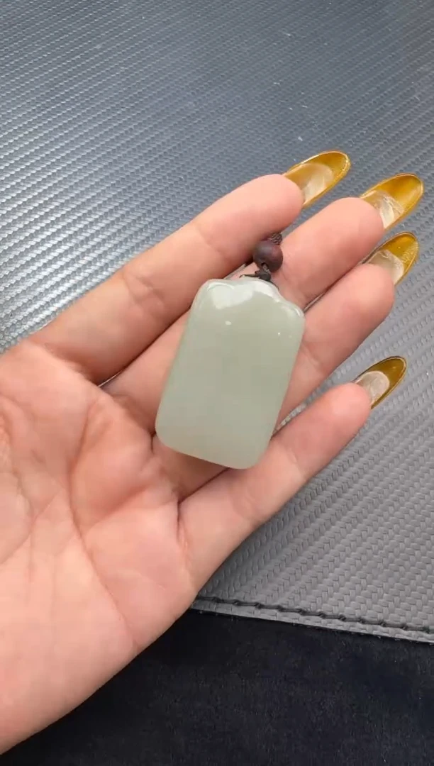 颈饰未镶嵌和田玉且末近矿无事牌微色差 换顶珠