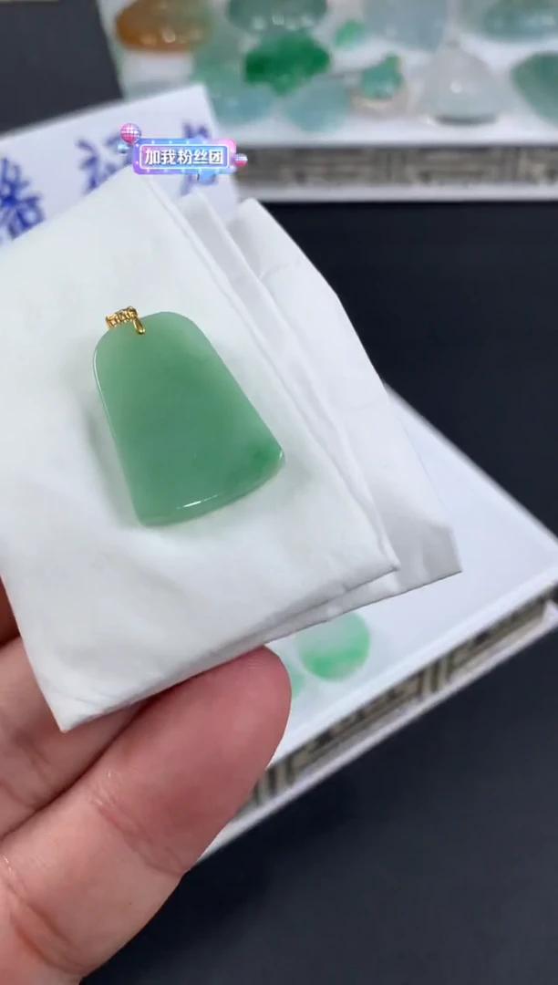 颈饰18K金镶嵌翡翠y**梅翡翠