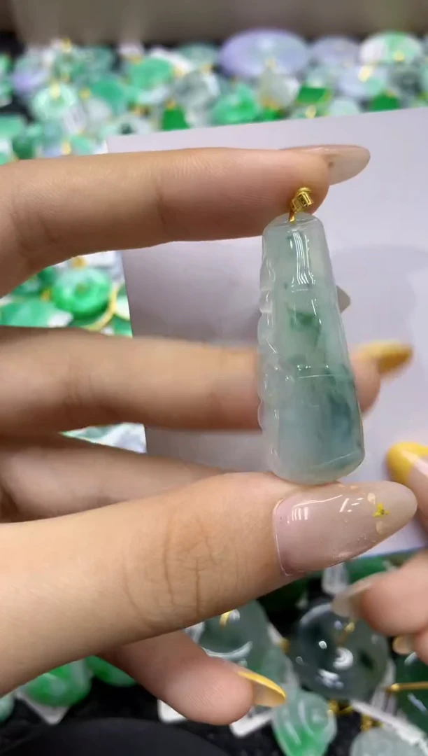 颈饰18K金镶嵌翡翠天然缅甸翡翠A货
