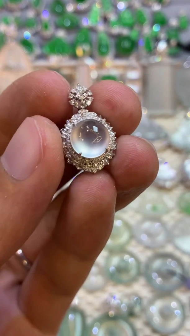 吊坠(不含链)18K金镶嵌翡翠蛋面