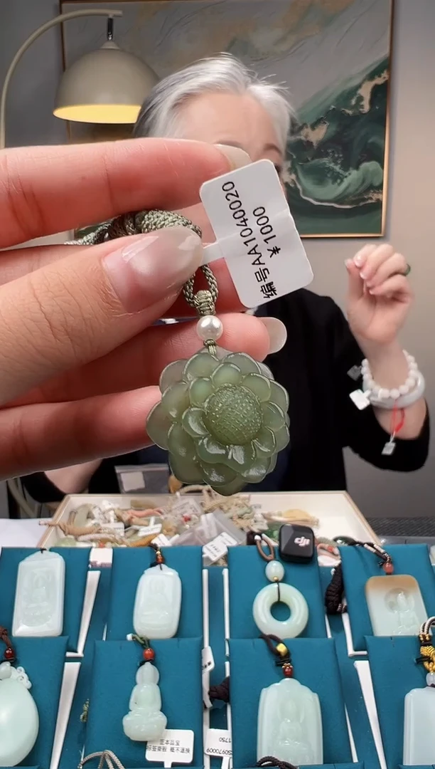 颈饰未镶嵌和田玉吊坠 AA