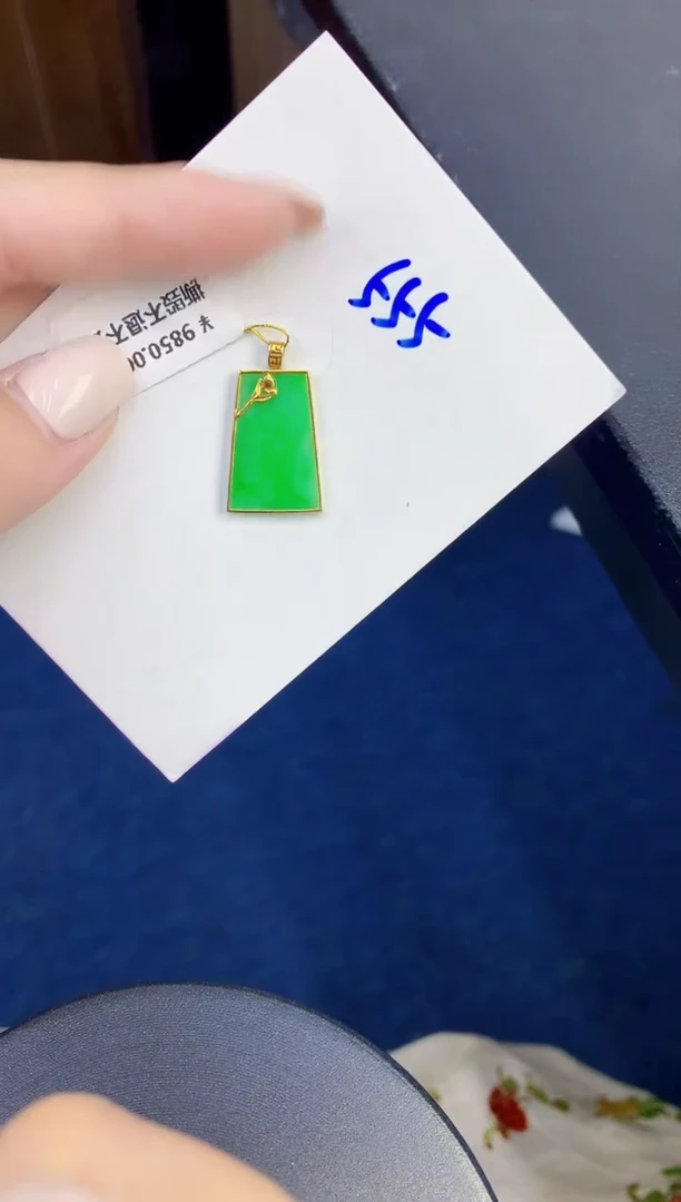 颈饰18K金镶嵌翡翠缅甸天然翡翠A货
