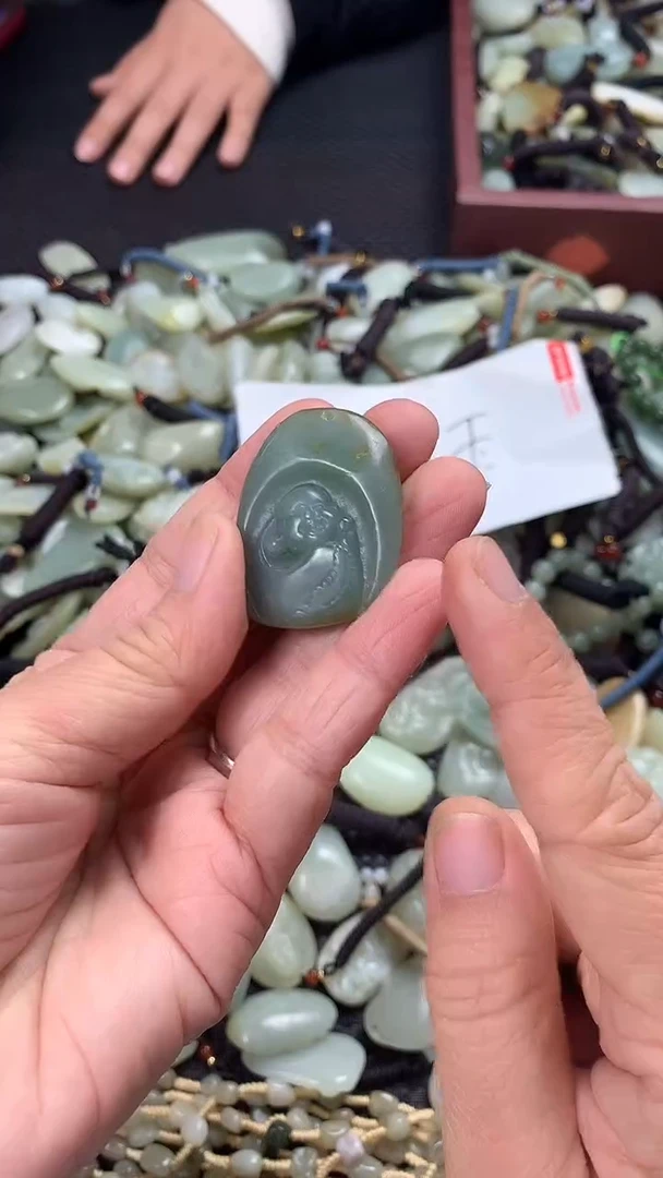 颈饰未镶嵌和田玉（多样性发一件）没有证书有瑕