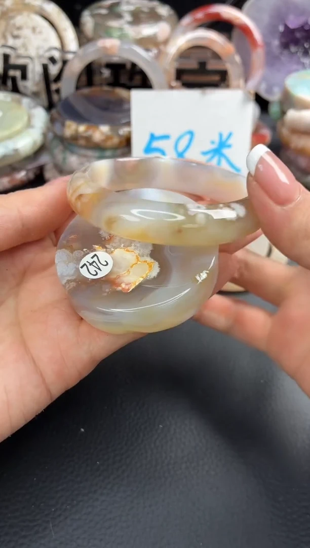未镶嵌手镯（圆镯）石英质玉52