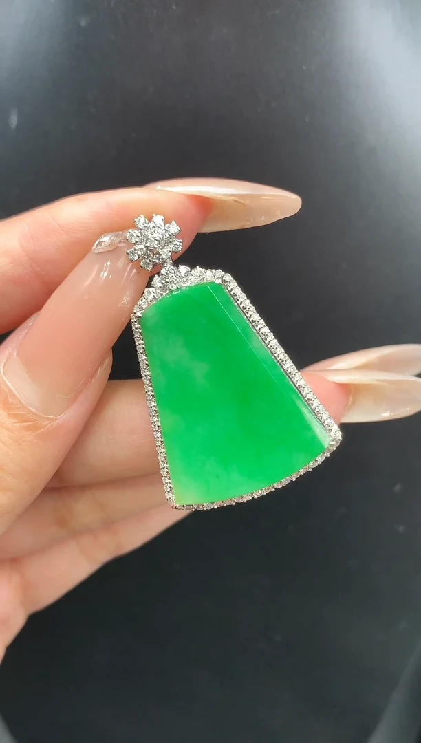 翡翠18K金镶嵌颈饰无事牌