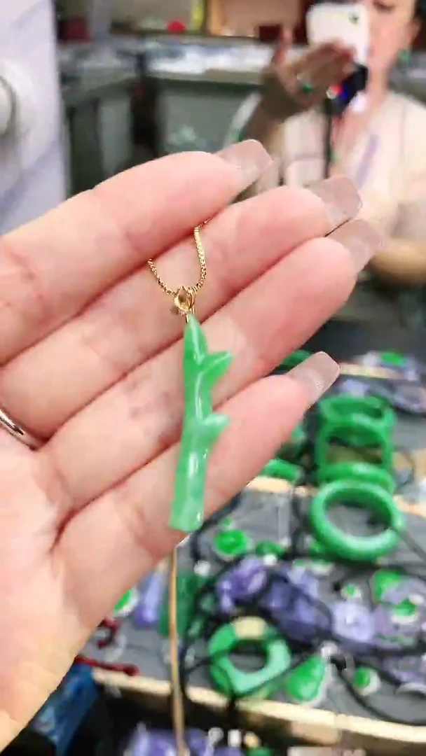 颈饰18K金镶嵌翡翠赠礼盒证书