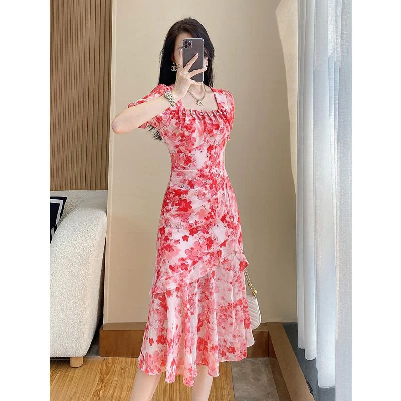 碎花连衣裙女2025夏季新款法式气质别致漂亮收腰温柔高级感鱼尾裙