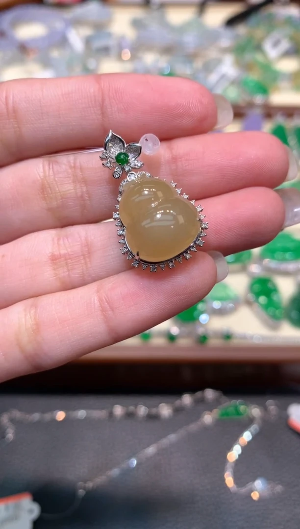 吊坠(赠链)18K金镶嵌翡翠吊坠