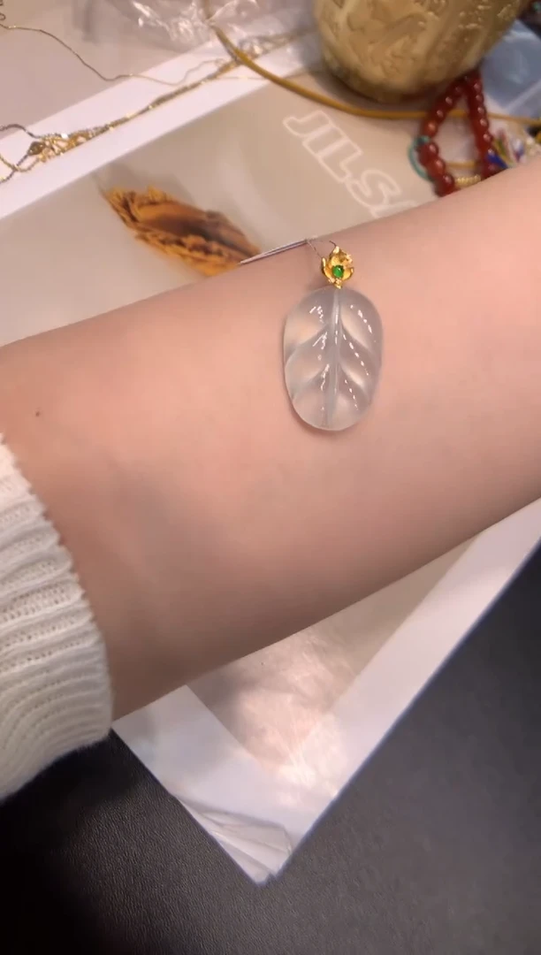 颈饰18K金镶嵌翡翠叶子