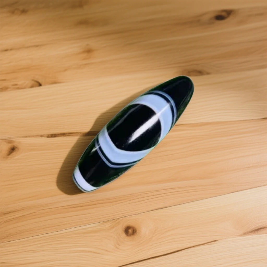 俏色黑白桶珠挂坠。尺寸48/16mm,西藏新疆不包邮到付