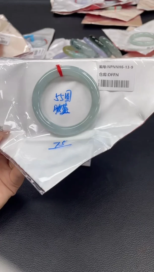 未镶嵌手镯翡翠有*。翡翠手镯