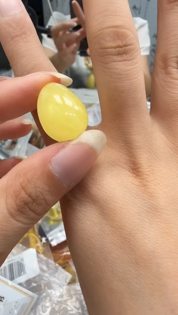 未镶嵌琥珀裸石如图
