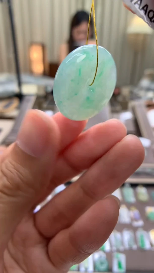 翡翠未镶嵌颈饰平安扣