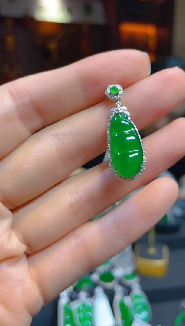 【闪购商品】翡翠颈饰18K金镶嵌118524天然A货翡翠豆子吊坠