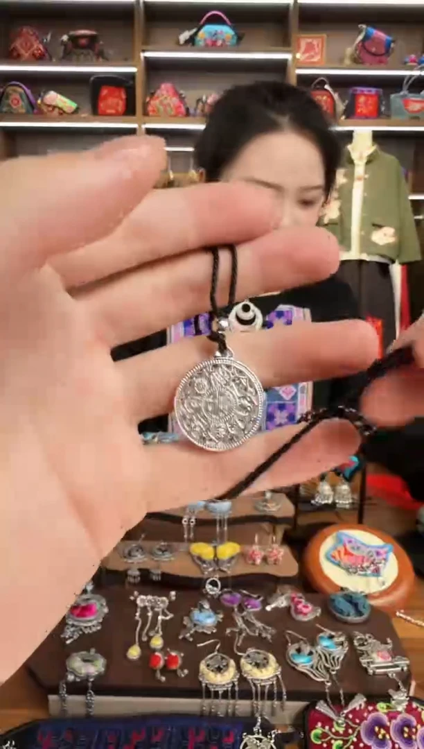 【闪购商品】织绣3蒙阿苏苗绣传承
