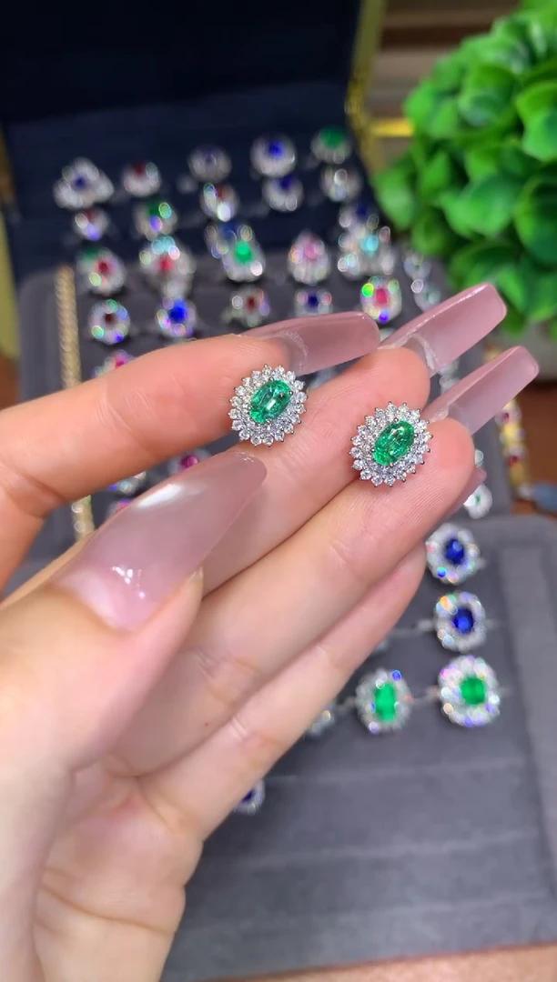 18K金镶嵌耳钉祖母绿0.89CT