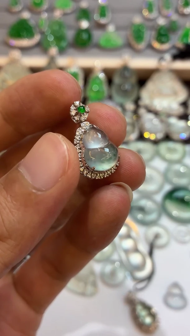 吊坠(不含链)18K金镶嵌翡翠葫芦