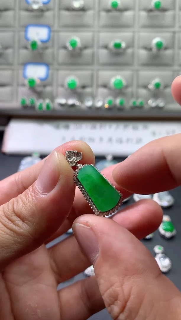 颈饰18K金镶嵌翡翠18K翡翠