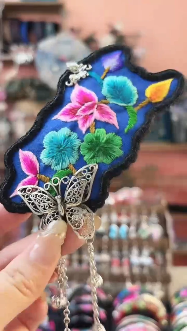 织绣彩云南阁老绣饰品104