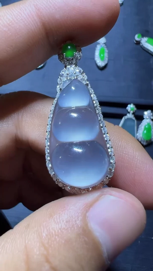 18K金镶嵌定制翡翠翡翠吊坠