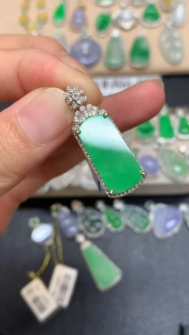 颈饰18K金镶嵌翡翠无事牌【无服务费