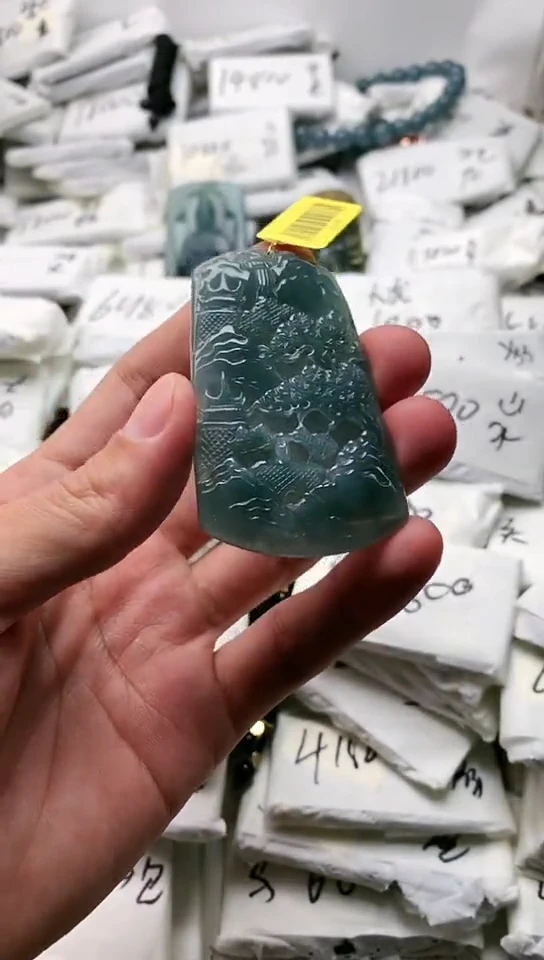 翡翠未镶嵌颈饰山水牌