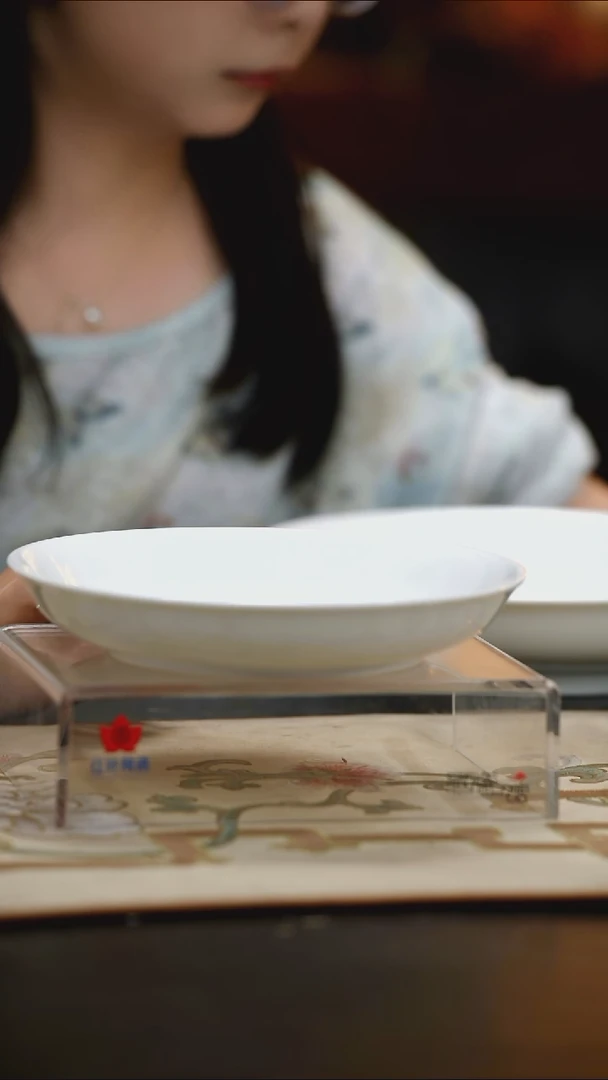 2个微瑕白胎8英寸深呙盘（无底款）