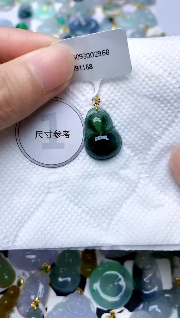 颈饰18K金镶嵌翡翠天然A货翡翠