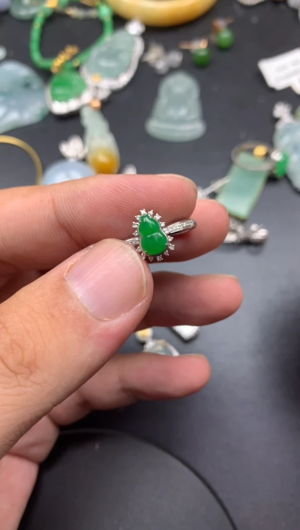 颈饰18K金镶嵌翡翠喵?小许商品不退不换