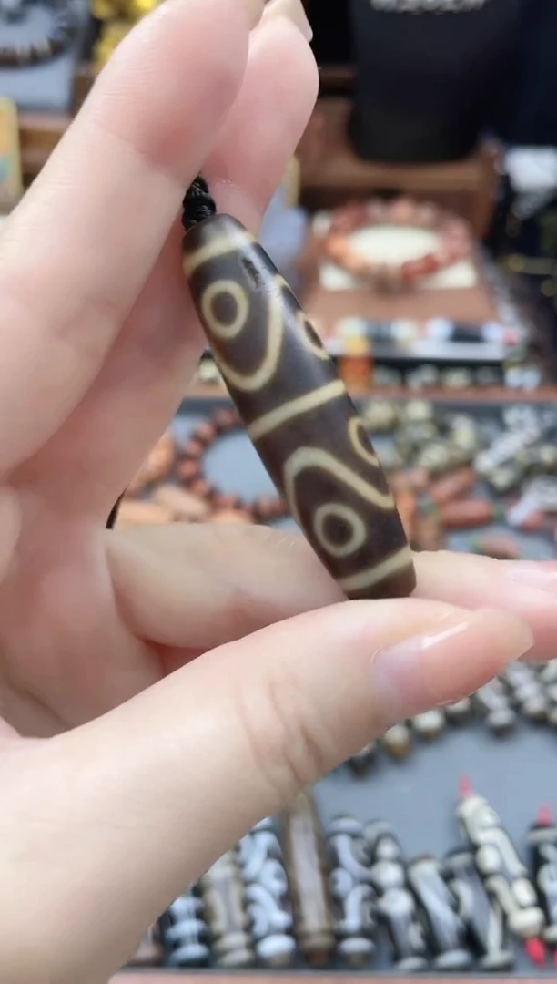 未镶嵌珠珠玛瑙/玉髓牙黄水纹八眼