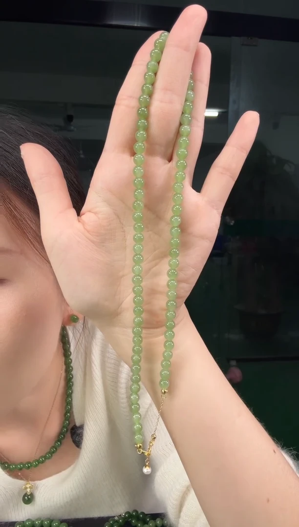 项链银S925镶嵌和田玉碧玉6mm果绿色锁骨链（无黑点）