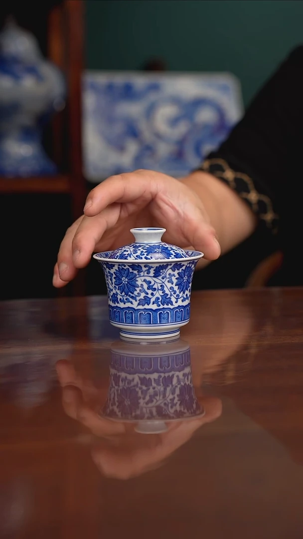 晓月窑青花缠枝盖碗