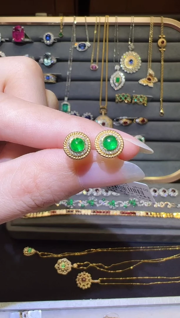 18K金镶嵌耳饰祖母绿0.58ct