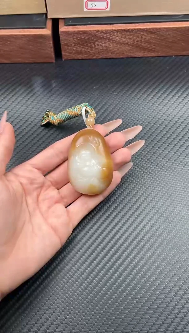 吊坠(赠链)未镶嵌和田玉且末金山微色差吊坠Jm