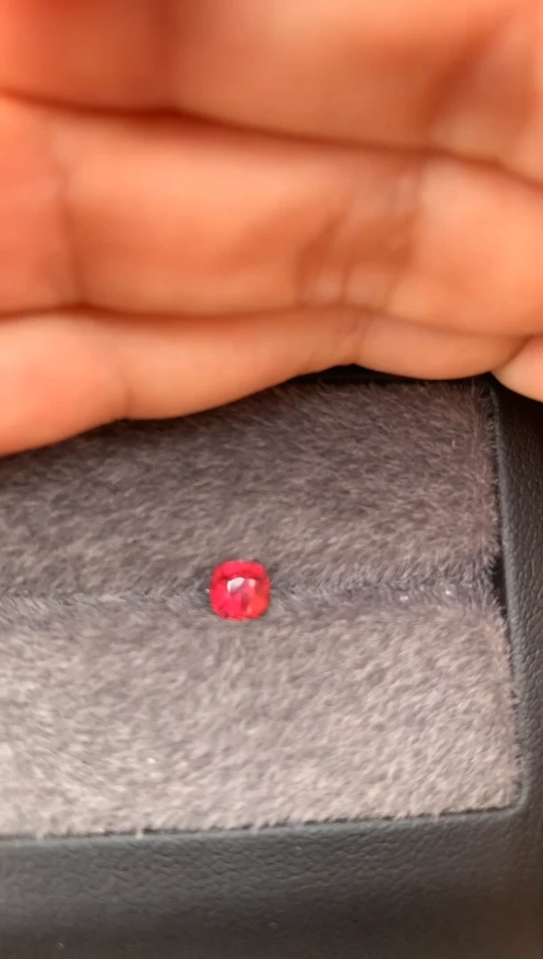 未镶嵌裸石定制尖晶石枕型 色调 0.63ct